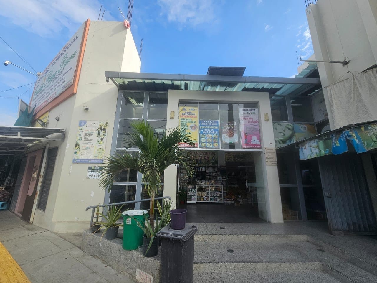 Puesto comercial en mercado de Piura 5