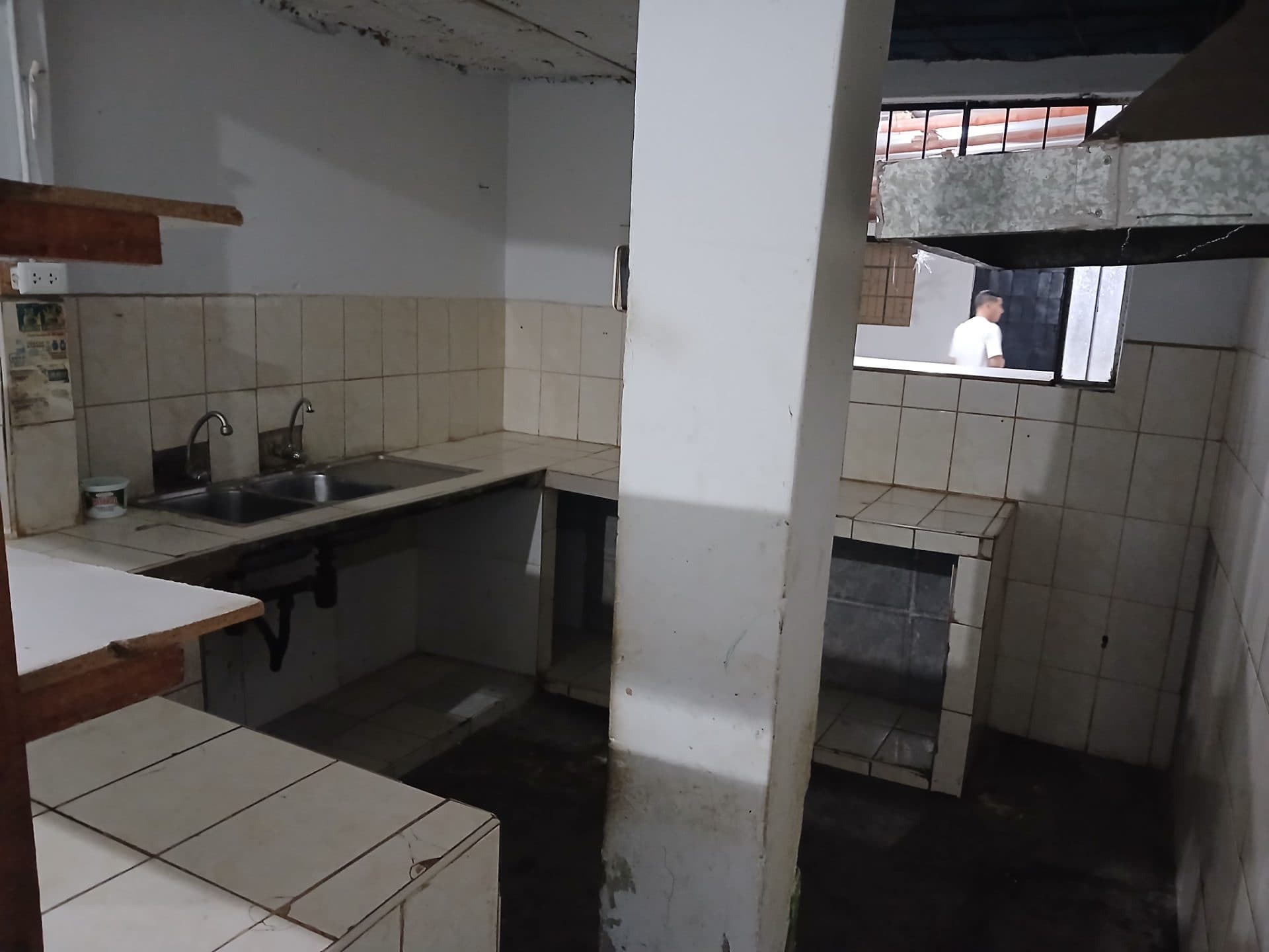 LOCAL COMERCIAL EN URB COSSIO DEL POMAR 5