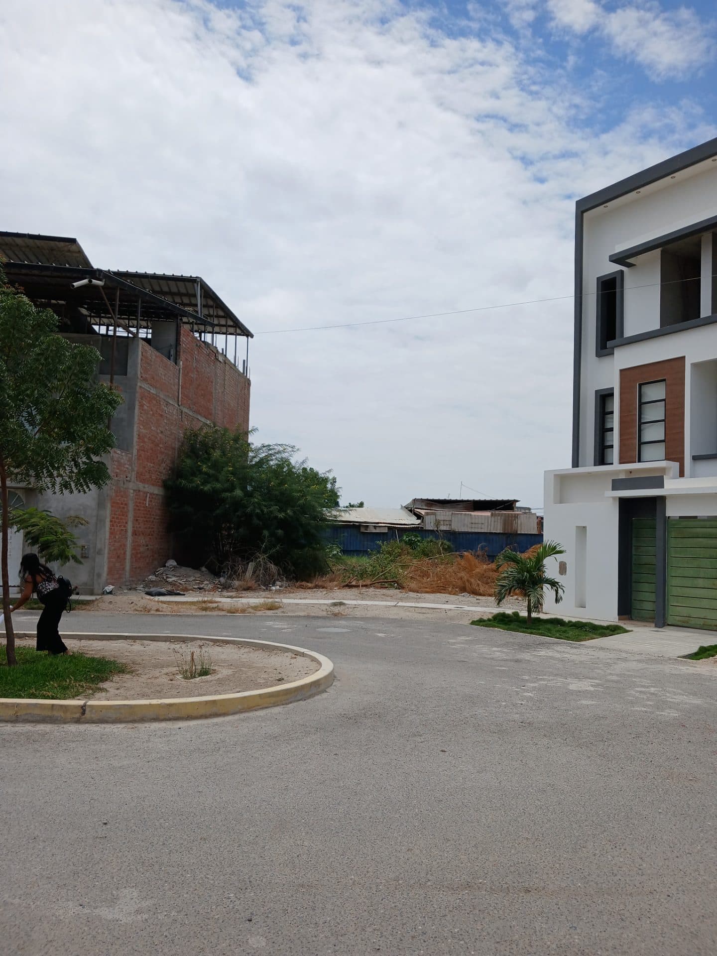 TERRENO EN URB LA PLANICIE 2