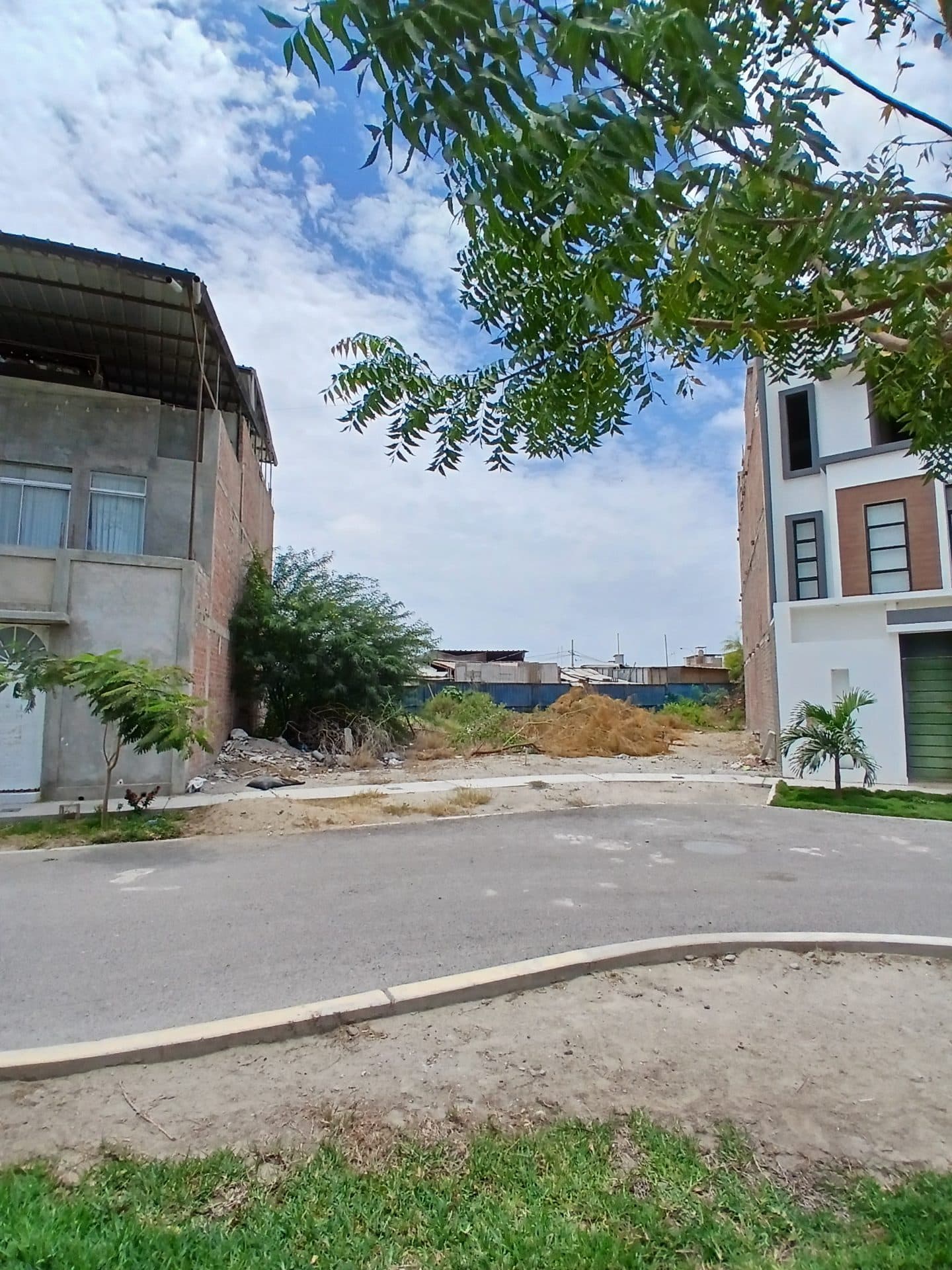 TERRENO EN URB LA PLANICIE 3