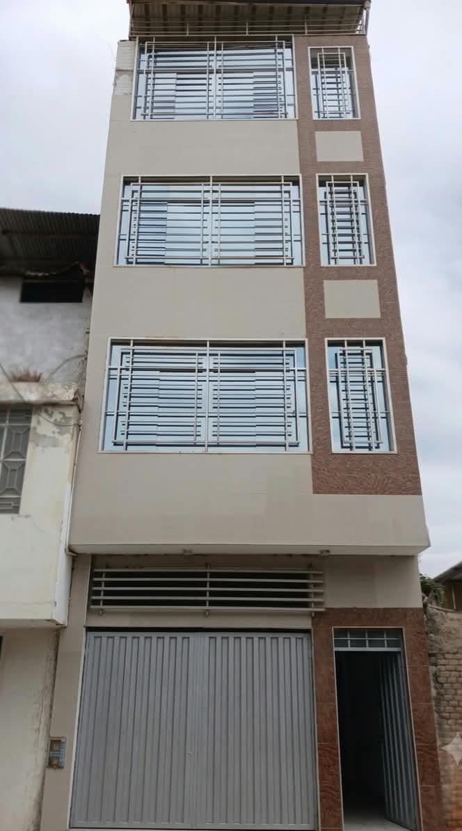 CASA DE 4 PISOS CASTILLA 2