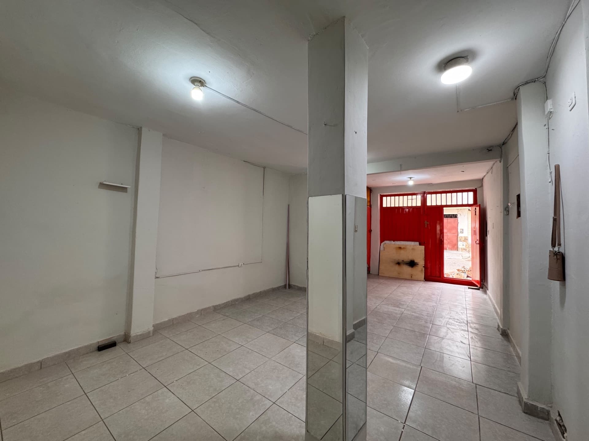 ¡Se vende departamento en primer piso — Zona céntrica, cerca de Av. Grau y Parque Infantil 3