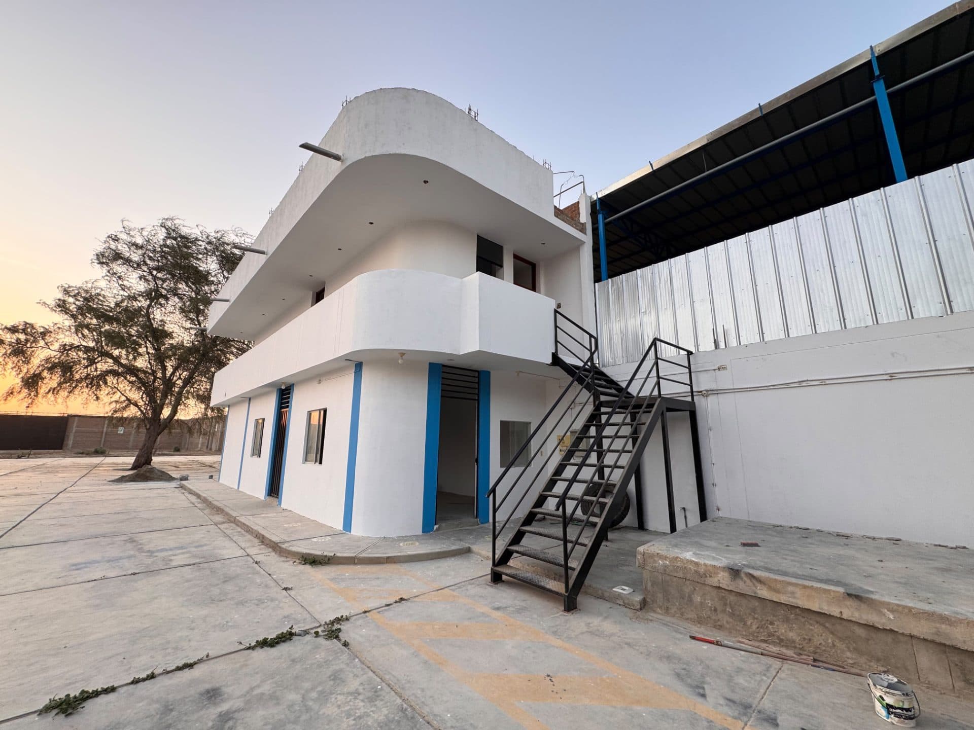 SE ALQUILA LOCAL INDUSTRIAL DE 6.800 M2 EN CASTILLA 3